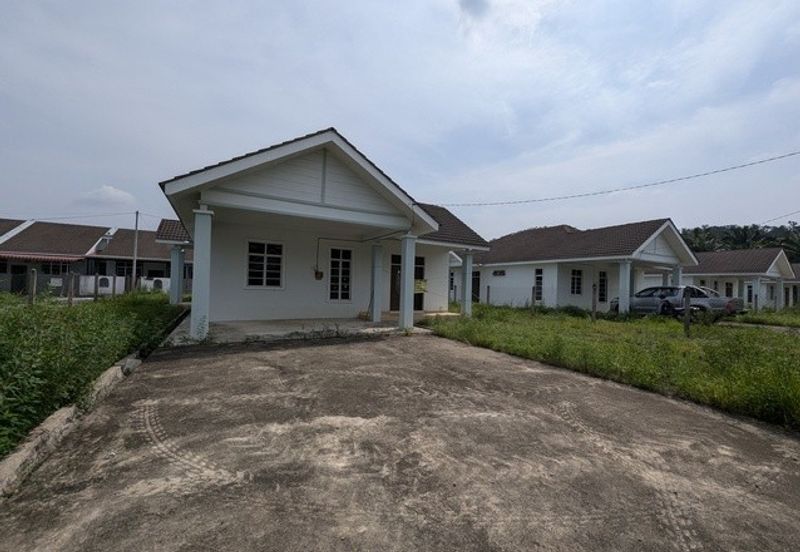 Banglo Kampung Nyior, Paka 