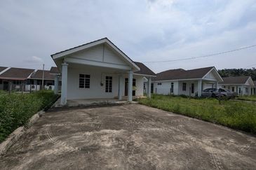 Banglo Kampung Nyior, Paka 