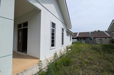 Banglo Kampung Nyior, Paka 