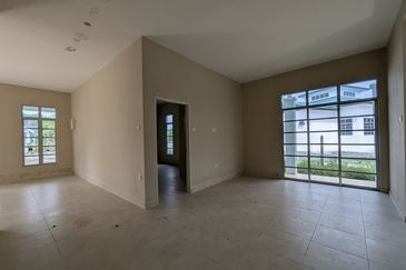 Banglo Kampung Nyior, Paka 