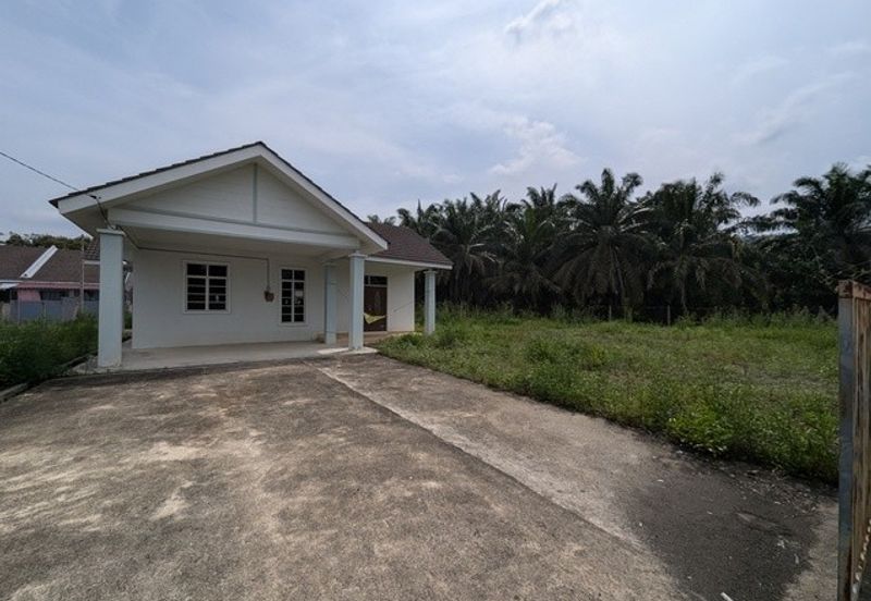 Banglo Kampung Nyior, Paka 