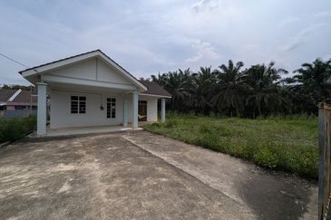 Banglo Kampung Nyior, Paka 