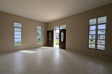 Banglo Kampung Nyior, Paka 