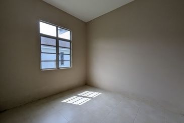 Banglo Kampung Nyior, Paka 