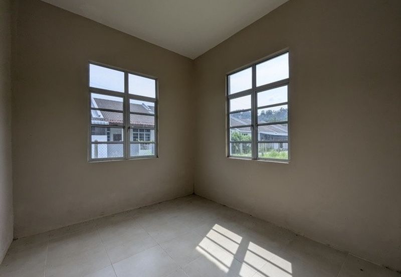 Banglo Kampung Nyior, Paka 