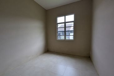 Banglo Kampung Nyior, Paka 