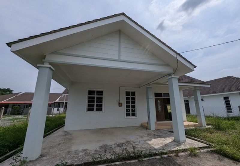 Banglo Kampung Nyior, Paka 