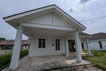 Banglo Kampung Nyior, Paka 
