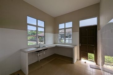 Banglo Kampung Nyior, Paka 