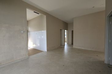 Banglo Kampung Nyior, Paka 