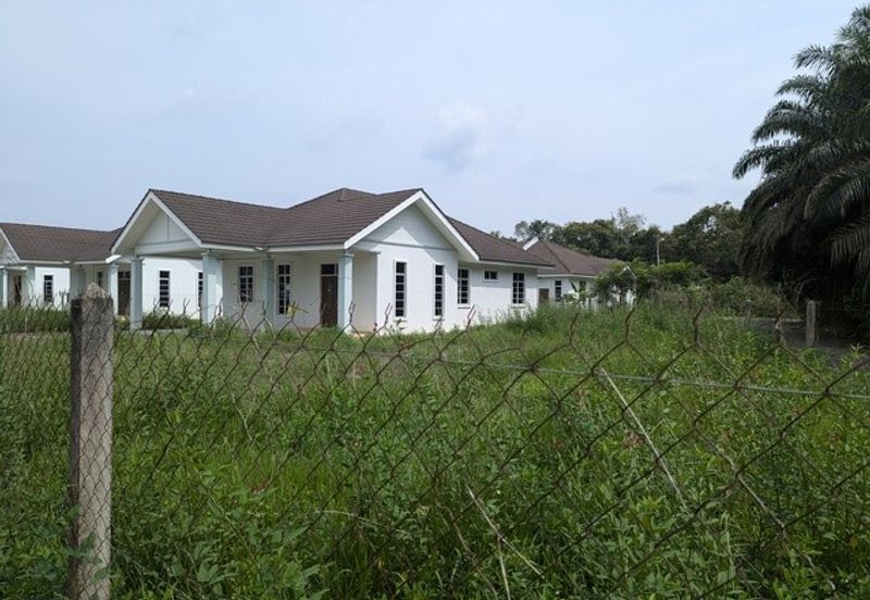 Banglo Kampung Nyior, Paka 