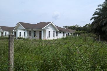 Banglo Kampung Nyior, Paka 