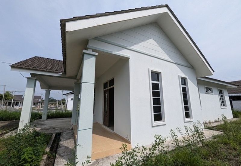 Banglo Kampung Nyior, Paka 