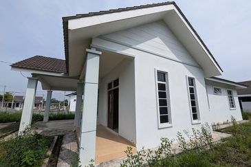 Banglo Kampung Nyior, Paka 