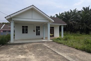 Banglo Kampung Nyior, Paka 