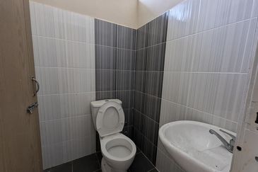 Banglo Kampung Nyior, Paka 