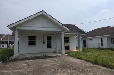 Banglo Kampung Nyior, Paka 