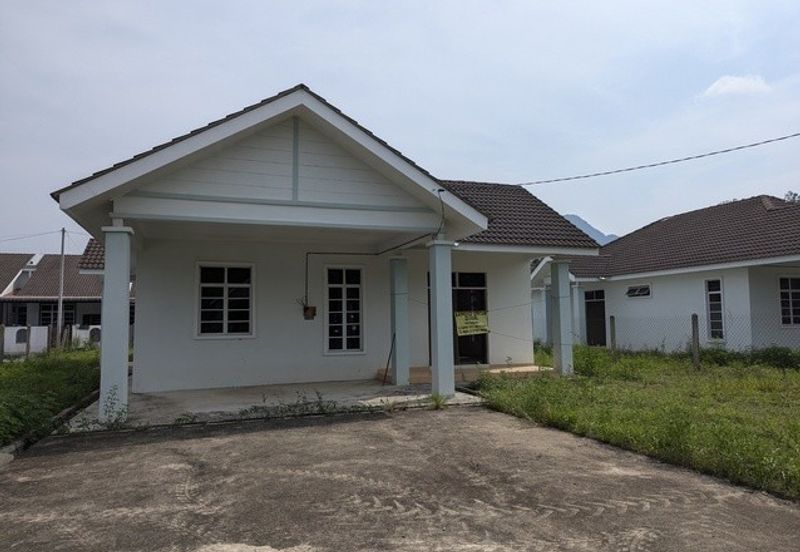 Banglo Kampung Nyior, Paka 