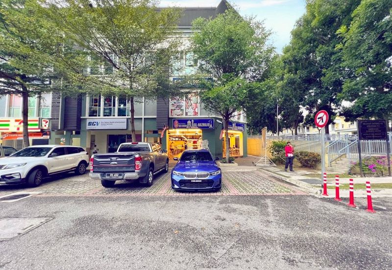 [ CORNER LOT ] [ FACING MAIN ROAD ] 3 Storey Shop Office Presint 15