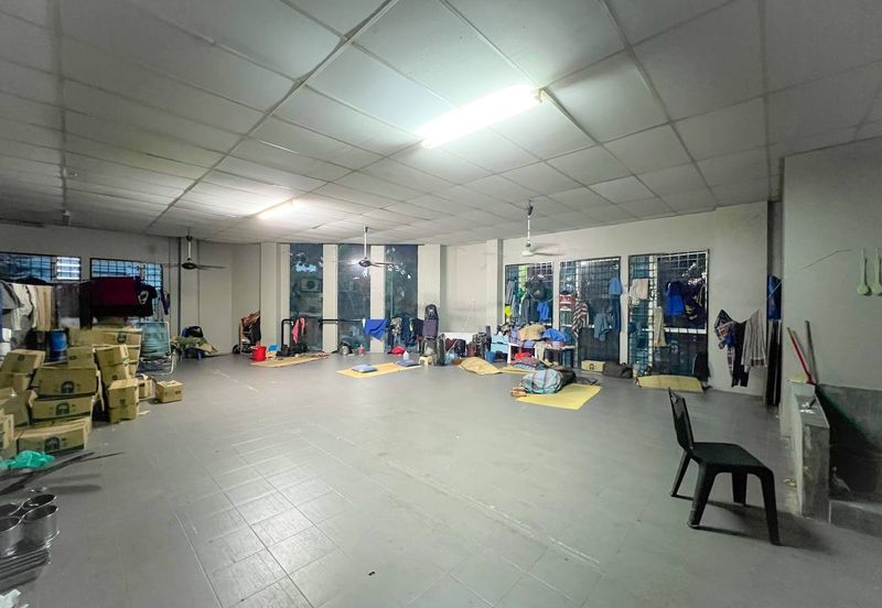 [ CORNER LOT ] [ FACING MAIN ROAD ] 3 Storey Shop Office Presint 15