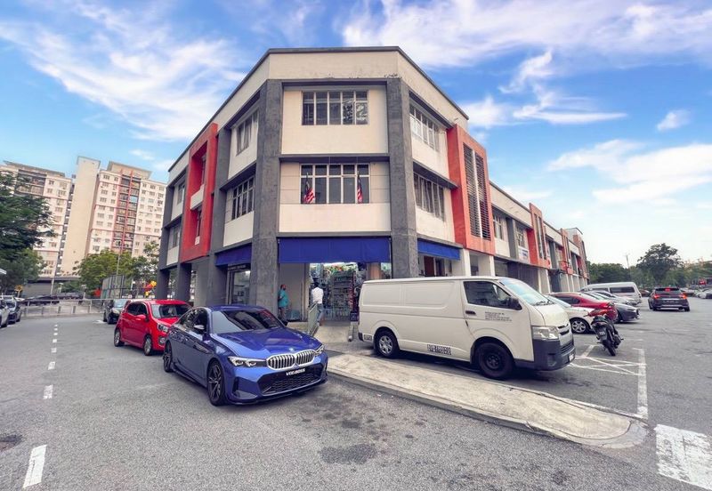 [ CORNER LOT ][ FACING MAIN ROAD ] 3 Storey Shop Office Presint 11