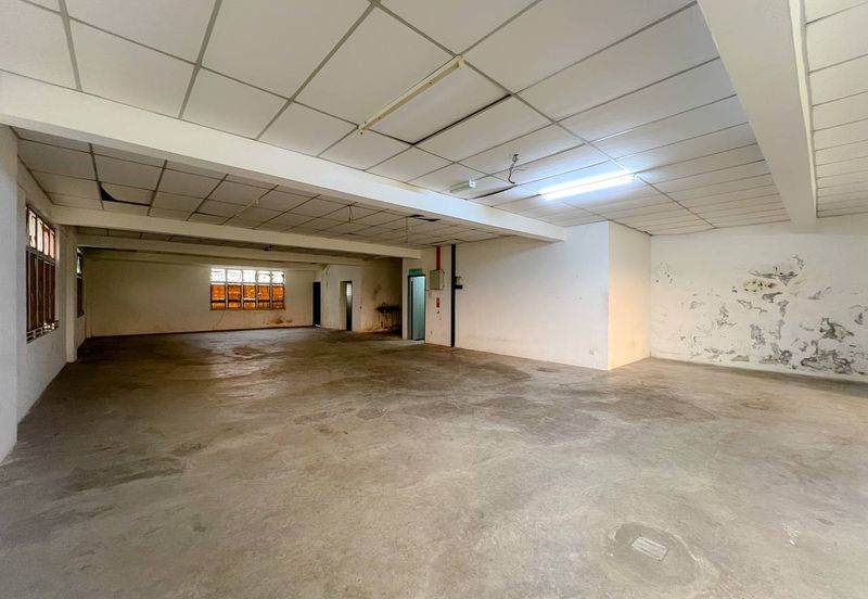 [ CORNER LOT ][ FACING MAIN ROAD ] 3 Storey Shop Office Presint 11