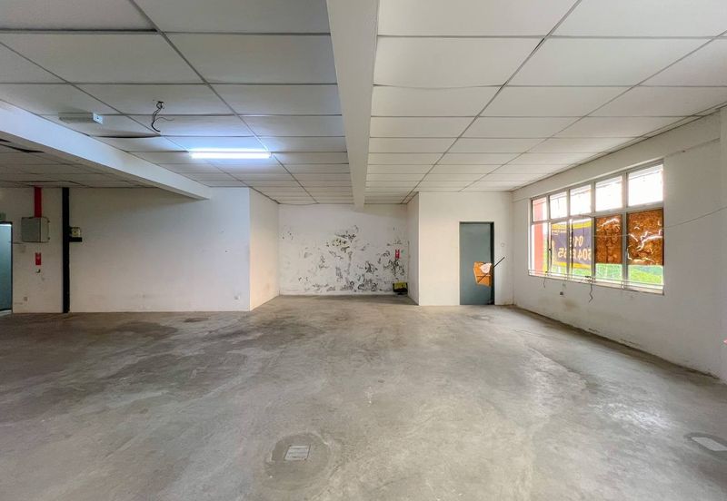 [ CORNER LOT ][ FACING MAIN ROAD ] 3 Storey Shop Office Presint 11