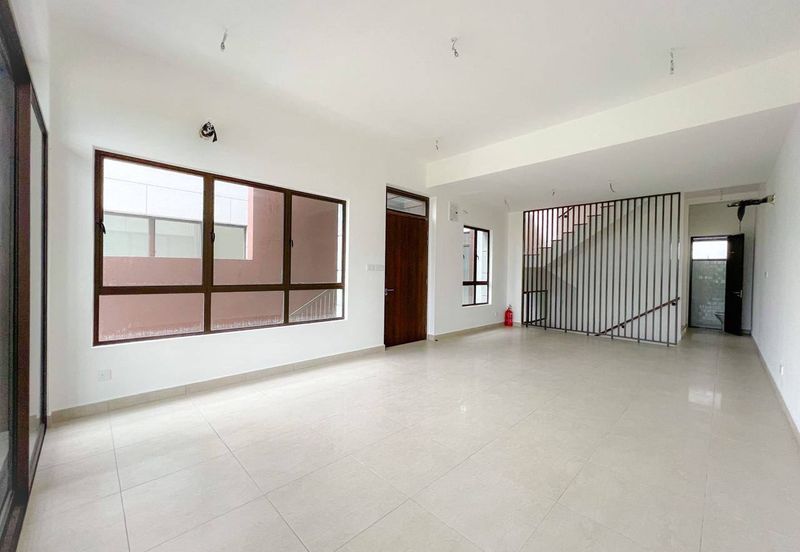 [ BARE UNIT ] 3 Storey Terrace House (PHASE 2) The Mulia Residences