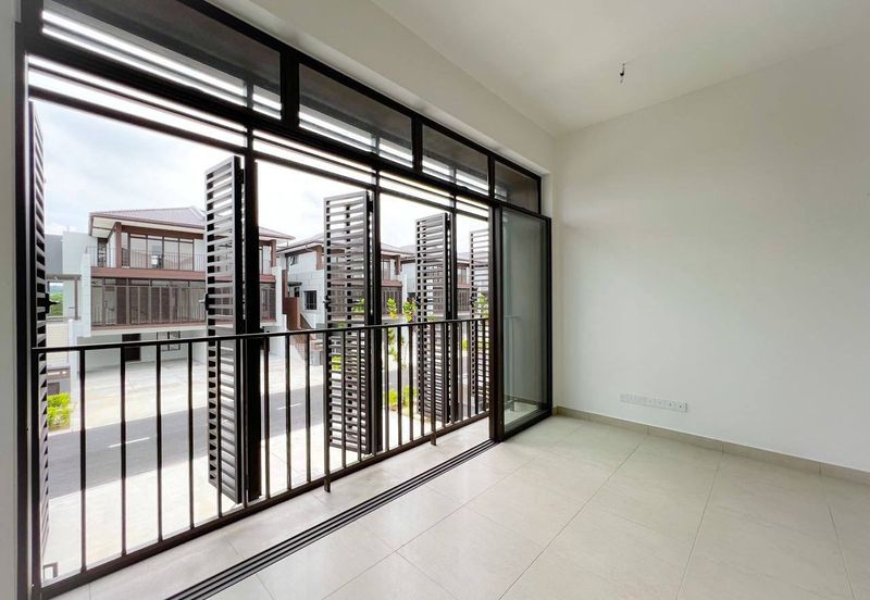 [ BARE UNIT ] 3 Storey Terrace House (PHASE 2) The Mulia Residences