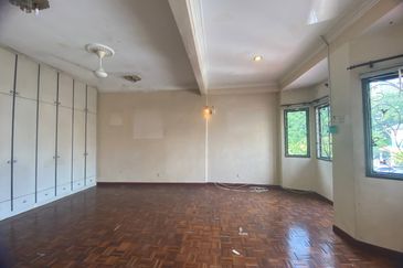 [ WALKING DISTANCE TO SCHOOL ] Spacious Double Storey Terrace House Bandar Tasik Selatan