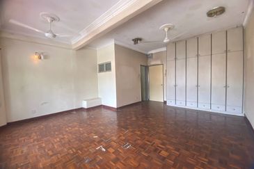 [ WALKING DISTANCE TO SCHOOL ] Spacious Double Storey Terrace House Bandar Tasik Selatan