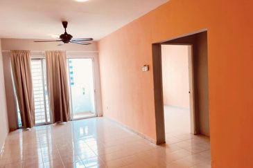 [ VACANT & GOOD CONDITION ] Apartment Laguna Biru 1 Taman Tasik Biru