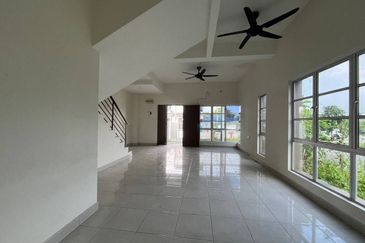 [ END LOT ][ BASIC UNIT ] Double Storey Terraced House Taman Aqili Bukit Naga