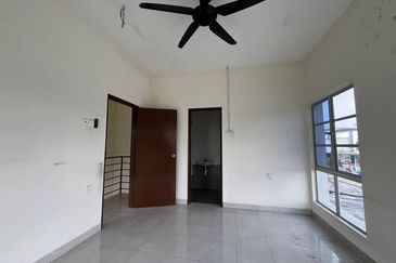 [ END LOT ][ BASIC UNIT ] Double Storey Terraced House Taman Aqili Bukit Naga