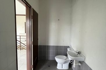 [ END LOT ][ BASIC UNIT ] Double Storey Terraced House Taman Aqili Bukit Naga
