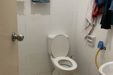 Bandar Sungai Long Bukit Sungai Long 1 / 5  Corner Lot Nearby Playground Well Kept Big Space 46 x 86  Below Market