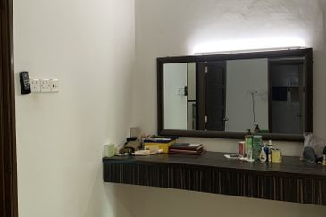 Bandar Sungai Long Bukit Sungai Long 1 / 5  Corner Lot Nearby Playground Well Kept Big Space 46 x 86  Below Market