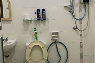 Bandar Sungai Long Bukit Sungai Long 1 / 5  Corner Lot Nearby Playground Well Kept Big Space 46 x 86  Below Market