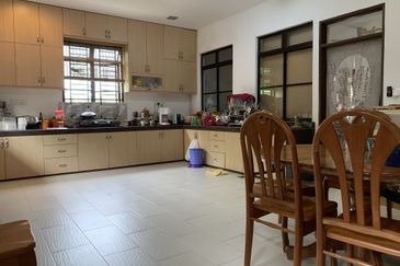 Bandar Sungai Long Bukit Sungai Long 1 / 5  Corner Lot Nearby Playground Well Kept Big Space 46 x 86  Below Market