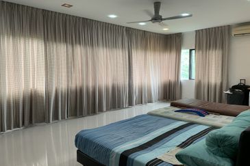 Bandar Sungai Long Bukit Sungai Long 1 / 5  Corner Lot Nearby Playground Well Kept Big Space 46 x 86  Below Market