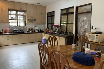 Bandar Sungai Long Bukit Sungai Long 1 / 5  Corner Lot Nearby Playground Well Kept Big Space 46 x 86  Below Market