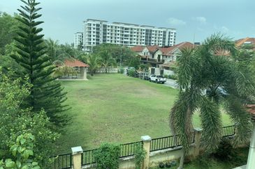 Bandar Sungai Long Bukit Sungai Long 1 / 5  Corner Lot Nearby Playground Well Kept Big Space 46 x 86  Below Market