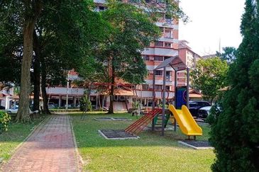 Acorn & Hazel 3R2B Partially Furnished Evergreen Park Condominium @ Bandar Sungai Long For Rent