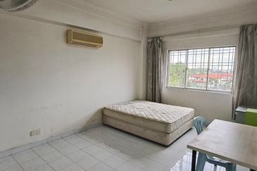 Master Room Forest Green At Bandar Sungai Long For Rent