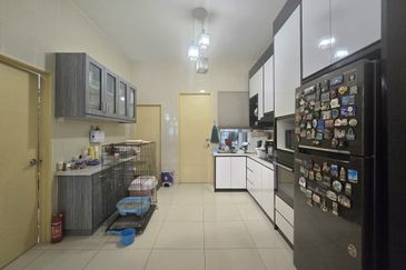 FACING OPEN 3 STOREY TERRACE FOR SALE/WELL MAINTAINED UNIT/BATU CAVES/SELANGOR/BUMI LOT LEASEHOLD/TERRACE HOUSE