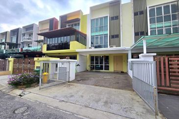 FACING OPEN 3 STOREY TERRACE FOR SALE/WELL MAINTAINED UNIT/BATU CAVES/SELANGOR/BUMI LOT LEASEHOLD/TERRACE HOUSE