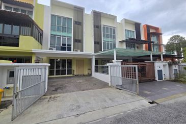 FACING OPEN 3 STOREY TERRACE FOR SALE/WELL MAINTAINED UNIT/BATU CAVES/SELANGOR/BUMI LOT LEASEHOLD/TERRACE HOUSE