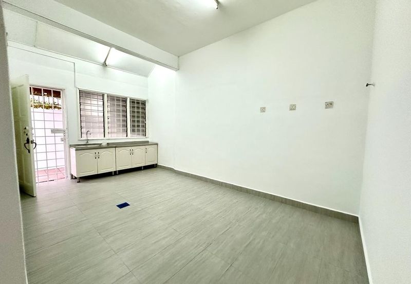 [27x75] - Usj 2, End lot, freehold, Move in condition, Newly painted, Nice marble flooring
