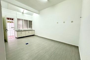 [27x75] - Usj 2, End lot, freehold, Move in condition, Newly painted, Nice marble flooring