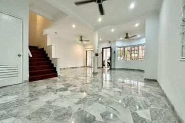 [27x75] - Usj 2, End lot, freehold, Move in condition, Newly painted, Nice marble flooring